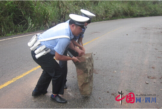 普降大雨多地塌方 安居交警加強排查消除隱患