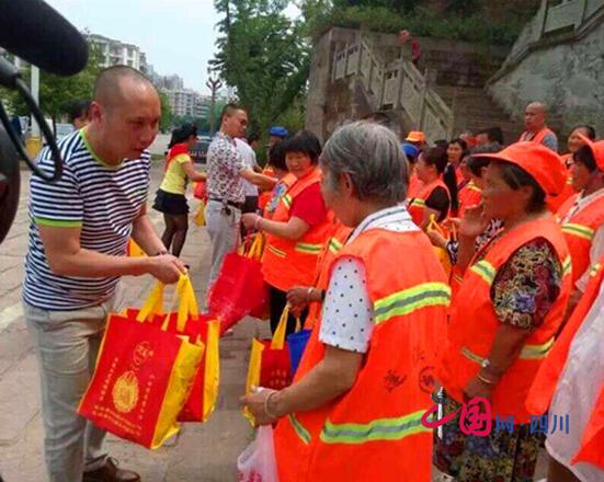 蓬溪縣芝溪玉液有限公司為400余名環(huán)衛(wèi)工人贈送“降暑大禮包”