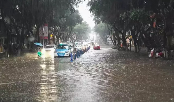 瀘州6.22暴雨“傾城” 司機(jī)：我開(kāi)的是船，不是車(chē)